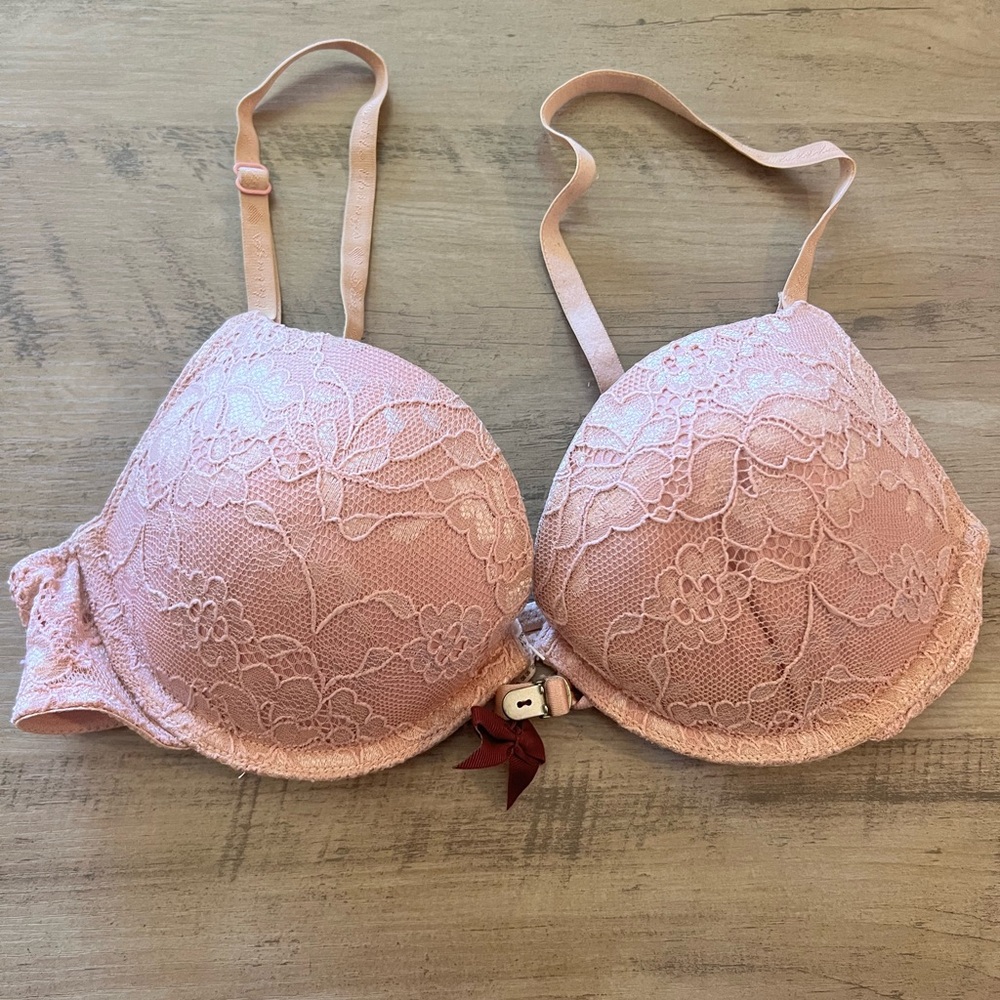 Lace Overlay Push-Up Bra in Light Pink